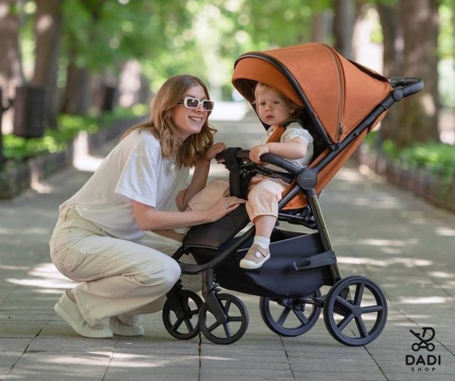 Carrello Bravo Plus Wózek spacerowy  – lekki, składany model z dużymi kołami, przestronną budką, idealny na spacery w mieście i terenie.